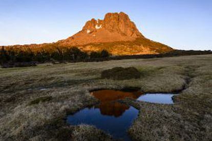 Las últimas luces del día iluminan el monte Jerusalén, en la isla australiana de Tasmania.