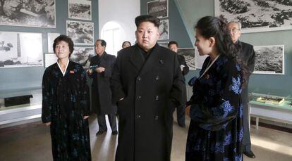 El dictador norcoreano Kim Jong-un visita el Museo de Sinchon.