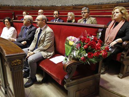 Ramos de flores en el sill&oacute;n de la bancada popular en el Ayuntamiento en homenaje a Barber&aacute;. 