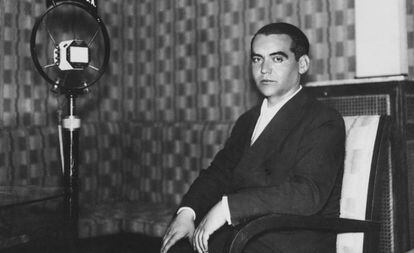 El poeta Federico García Lorca, en los estudios de Unión Radio, en 1929.