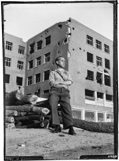 Silván posa delante de la Escuela de Arquitectura, donde estaba el hospital de primeros auxilios en el que prestaba sus servicios.
