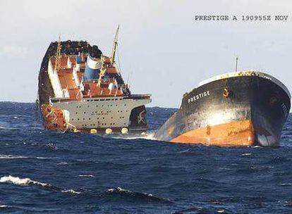 El <i>Prestige,</i> fotografiado por la Armada en el momento de hundirse el 19 de noviembre de 2002.