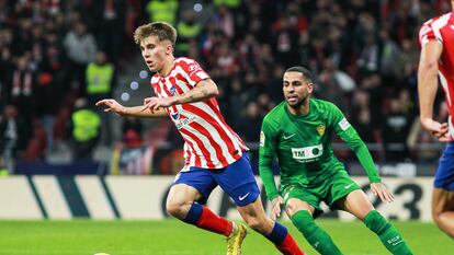 Pablo Barrios conduce el balón durante el último Atlético-Elche (2-0).