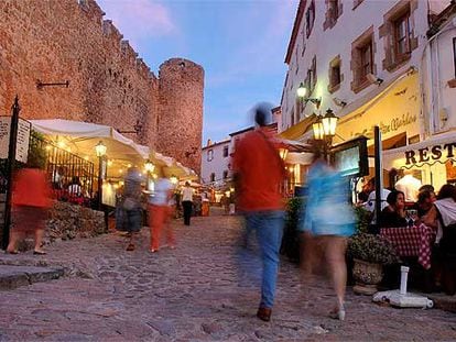 Cena al atardecer en un restaurante de la zona amurallada en el casco histórico de Tossa de Mar, Girona.