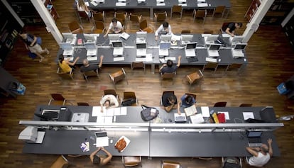 Estudiantes en la biblioteca de la facultad de Humanidades de la Universidad de Valencia, en una foto de archivo.