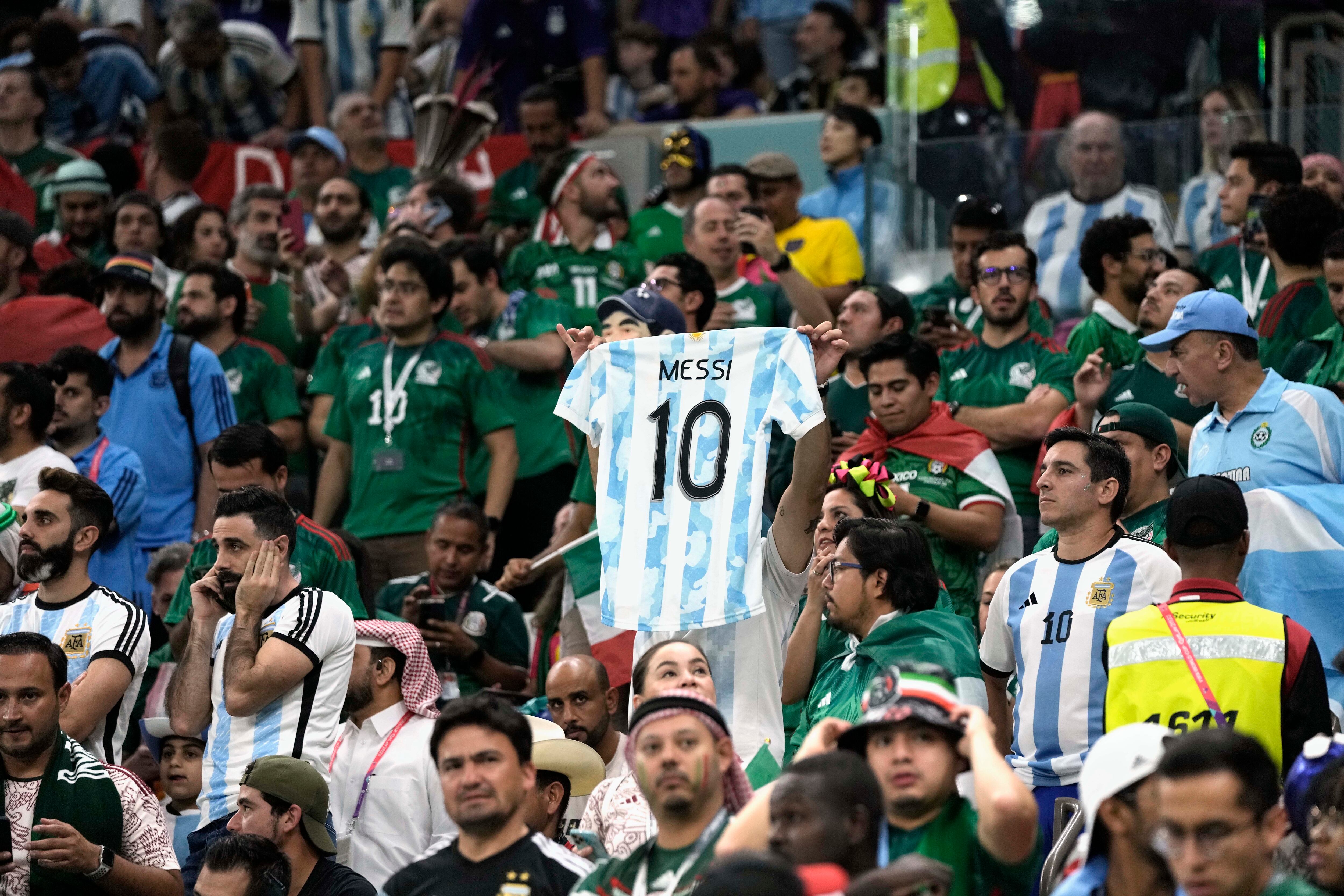 Una camiseta de Messi entre la marea mexicana.