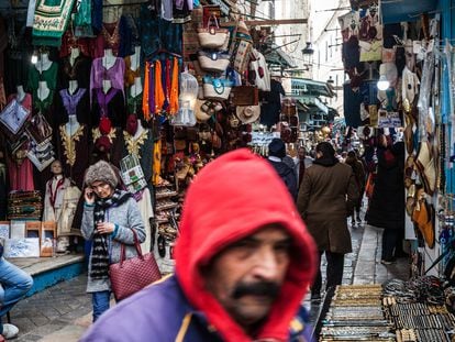 Puestos comerciales en el centro de Túnez, el 17 de febrero.