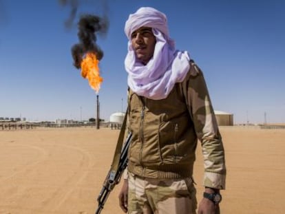 Un tuareg ante el tercer pozo de petróleo más grande de Libia, en febrero.