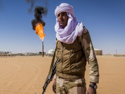 Un tuareg ante el tercer pozo de petr&oacute;leo m&aacute;s grande de Libia, en febrero.