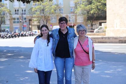 A la izquierda, Lara Manyes junto a las otras dos primeras candidatas de Podem- EUPV al Ayuntamiento de Valencia, el pasado abril.