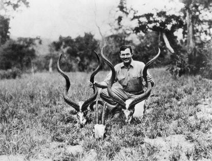 Ernest Hemingway, en 1937 en una expedición de caza en África.