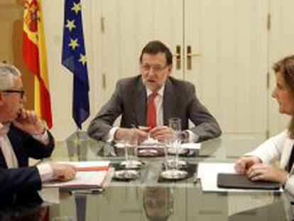 El presidente del Gobierno, Mariano Rajoy (c), acompa&ntilde;ado por la Ministra de Empleo, F&aacute;tima Ba&ntilde;ez (d), y el secretario general de CC OO y presidente de turno de la Confederaci&oacute;n Europea de Sindicatos (CES), Ignacio Fern&aacute;ndez Toxo, durante la reuni&oacute;n que celebr&oacute; hoy en el Palacio de La Moncloa.