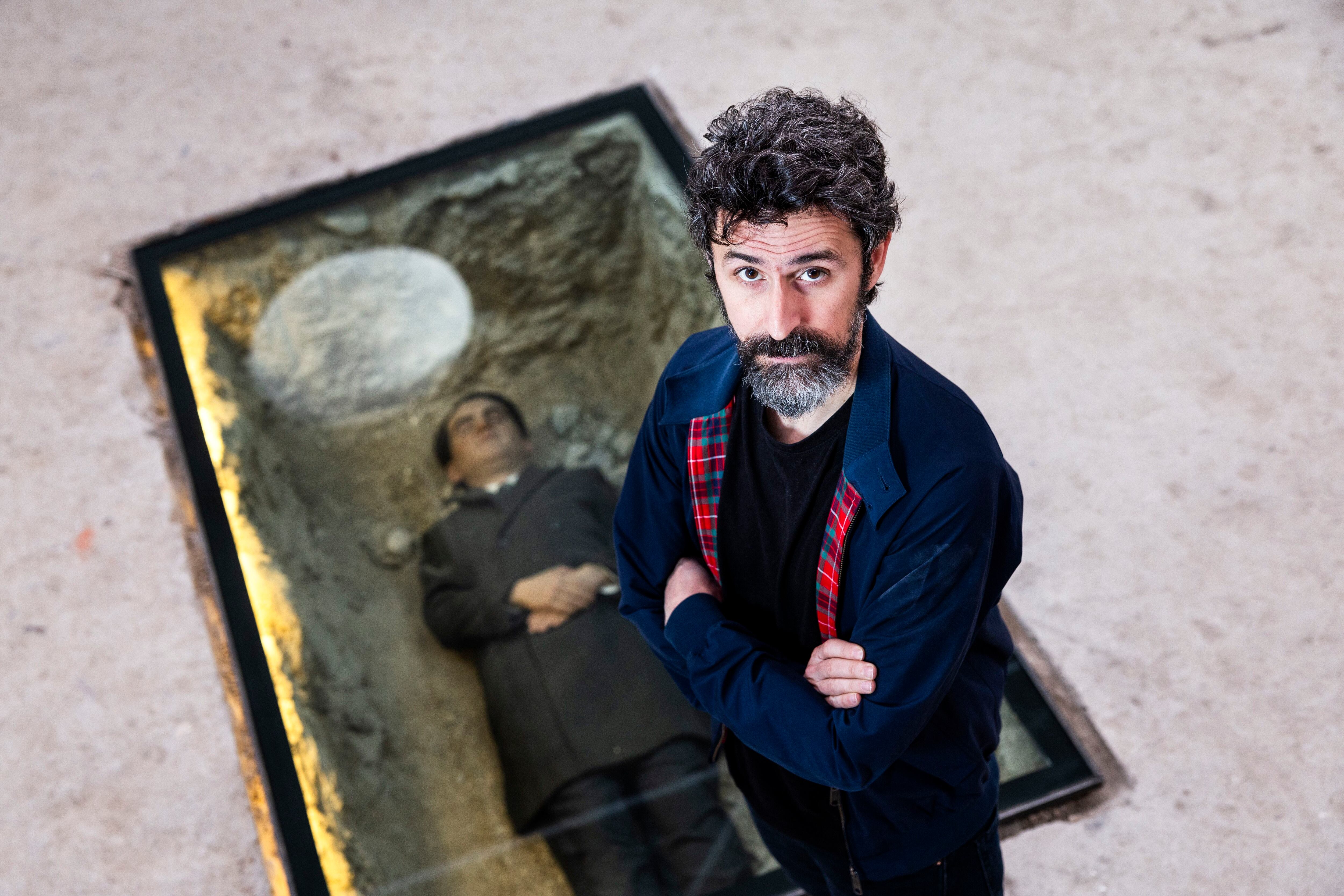 Eugenio Merino junto a su obra ‘Ruina’ en la galería Memoria.