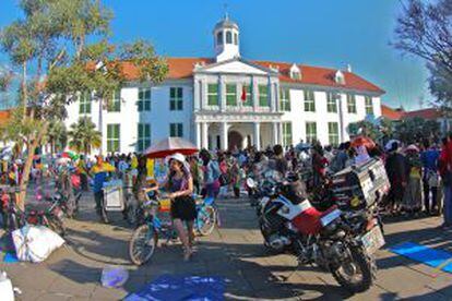 Plaza del antiguo ayuntamiento de Batavia, nombre que recibió la ciudad de Yakarta, en Indonesia, bajo dominio holandés.