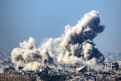 Columnas de humo tras un bombardeo israelí, este viernes.
