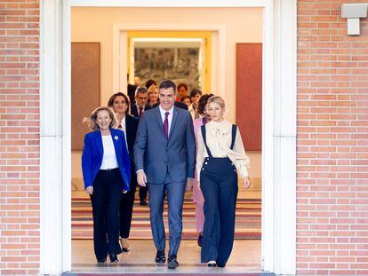 La vicepresidenta primera y ministra de Asuntos Económicos, Nadia Calviño; el presidente del Gobierno, Pedro Sánchez y la vicepresidenta segunda y ministra de Trabajo y Economía Social, Yolanda Díaz.