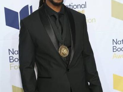 El premiado escritor Ibram X. Kendi, en la ceremonia de los National Book Awards, ayer mi&eacute;rcoles, en Nueva York.