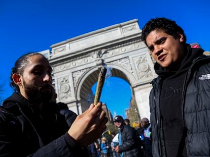 Dos jóvenes fuman marihuana en el parque Washington Square, el 4 de abril, día del cannabis, de este año.