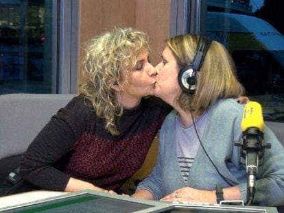 El petó de Mònica Terribas i Marta Romagosa.