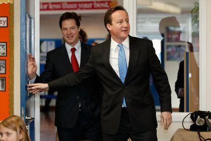 David Cameron y  Nick Clegg, durante una  visita a  una escuela de primaria en  Nottingham.