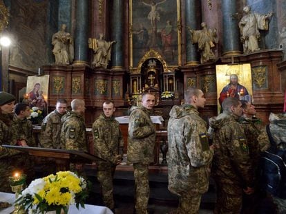 Un grupo de oficiales visita la iglesia de San Pedro y San Pablo en Lviv, Ucrania.