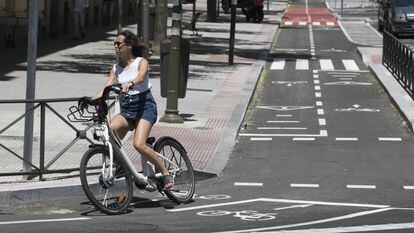 Una mujer circula en una BiciMad por el nuevo carril bici de la calle Santa Engracia.