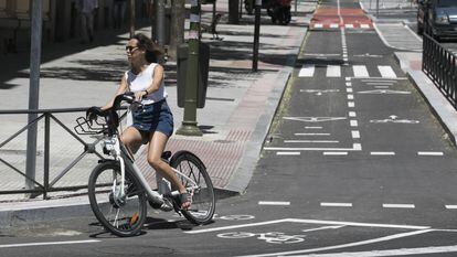 Una mujer circula en una BiciMad por el nuevo carril bici de la calle Santa Engracia. 