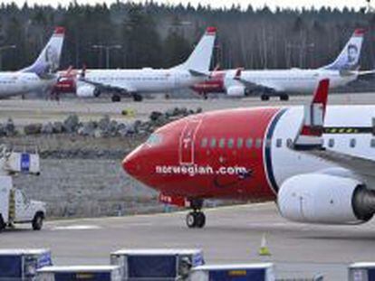 Un Boeing 737-800 de la aerolínea noruega de bajo coste Norwegian en el aeropuerto de Arlanda de Estocolmo, Suecia.