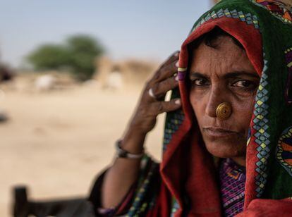 Las crisis relacionadas con el clima no afectan a todos por igual. Las madres y los niños sufrirán más que los adultos, sobre todo los de las comunidades más pobres. La escala de la devastación tras las inundaciones en Pakistán resulta difícil de imaginar y el país aún tardará meses, o tal vez años, en recuperarse. Además, en Pakistán, la pregunta no es si ocurrirá otro desastre climático a gran escala, sino cuándo. Bherawaan, una madre de siete hijos, dio a luz en la oscuridad de su casa cuando las lluvias obligaron a todos sus vecinos a abandonar sus hogares. “Solo una madre sabe cómo se siente este dolor. ¿Quién sabe cuál será nuestro destino?", se pregunta
