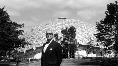 El arquitecto estadounidense Richard Buckminster Fuller (1895 - 1983), en 1960 frente a su domo geodésico.