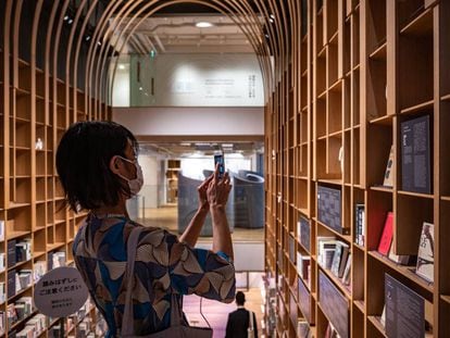 Interior de la nueva Biblioteca Murakami en la Universidad Waseda de Tokio.