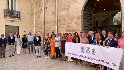 Pancarta contra la violencia machista a las puertas de las Cortes valencianas este viernes, con los representantes de Vox, encabezados por la presidenta del parlamento, Llanos Massó, a la izquierda, en una imagen del Twitter de Rebeca Torró.