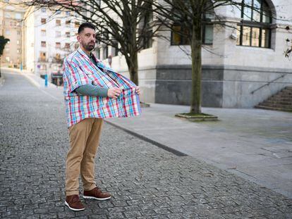 Federico Luis Moya, paciente que se sometió a cirugía bariátrica en 2014, en una calle de Santander con la camisa que vestía antes de la operación, cuando pesaba 183 kilos, el doble que ahora.