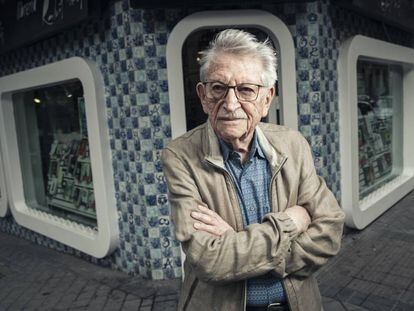 Abrasha Rotenberg, delante de la librería Rafael Alberti, en Madrid. 