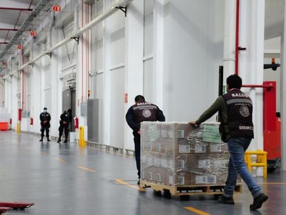 Trabajadores en el almacén de Laboratorios y Biológicos de México (Birmex) trasladan vacunas, en el Estado de México.