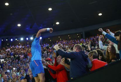 El tenista serbio recibe el cariño del público tras ganar ante Tsitsipas. Después de Nadal, que ganó Roland Garrós en 2005 y 2022, Djokovic es el segundo jugador masculino que logra levantar el mismo grande con más de 15 años de diferencia. Su primer triunfo en Australia fue en 2008.