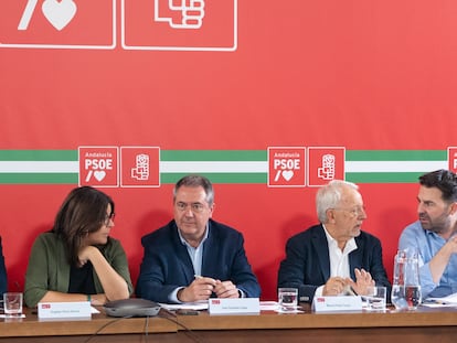 El secretario general del PSOE de Andalucía, Juan Espadas, en el centro, junto a la portavoz del PSOE, Ángeles Ferrez, el presidente del PSOE Andaluz, Manuel Pezzi (primero por la derecha), y el secretario Organización, Noel López, en la Comisión Ejecutiva del 30 de mayo.