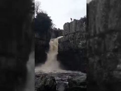 Un aficionado a los saltos de riesgo se arrepiente tras precipitarse por una cascada de 22 metros