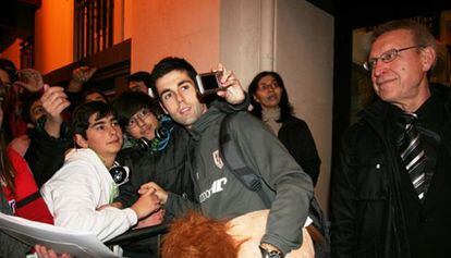 Susaeta se fotografía anoche con los aficionados, a su llegada al hotel de Sevilla.