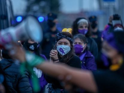 Varias mujeres participan en una marcha feminista en Aluche, en Madrid, este 5 de marzo de 2021.
