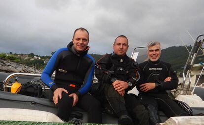 Los tres submarinistas que localizaron los restos del submarino, tras la inmersión.