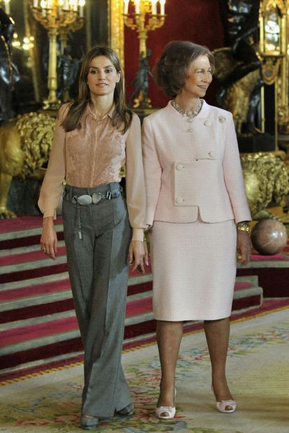 La reina Sofía, con la princesa Letizia en el Palacio Real.