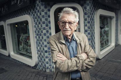 Abrasha Rotenberg, delante de la librería Rafael Alberti, en Madrid.