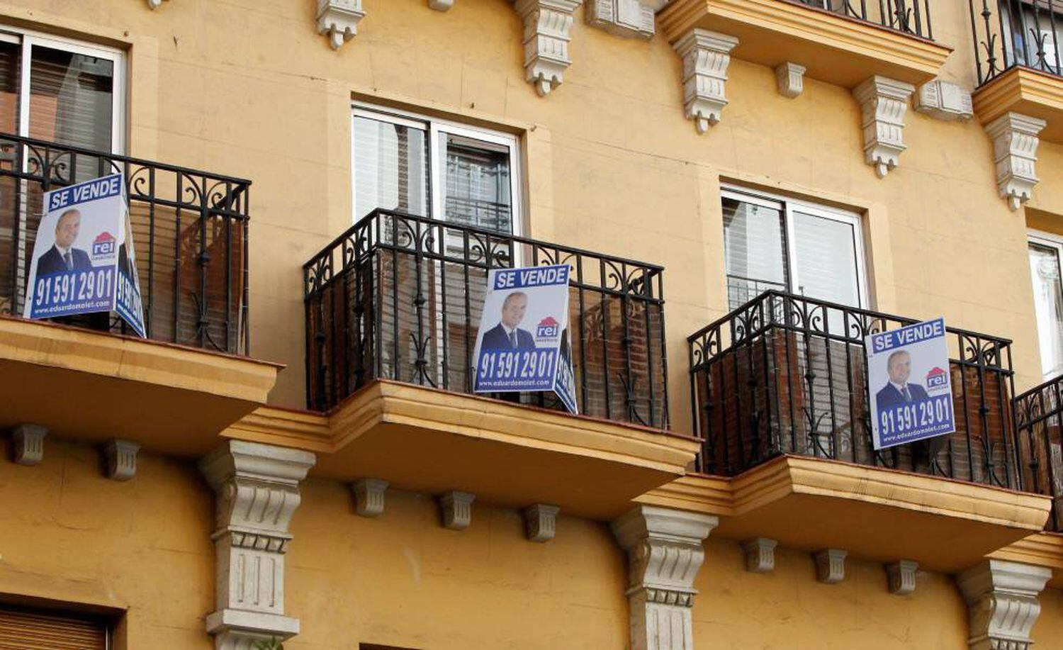 Anuncios de venta de viviendas en un edificio en Madrid., el pasado diciembre.