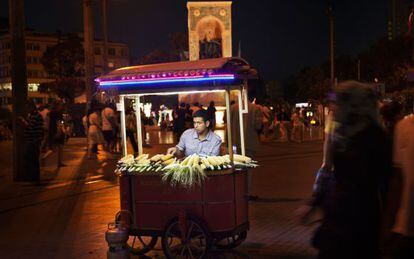 Carrito de mazorcas de maíz en Estambul.