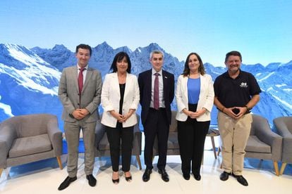 Jorge Rivas, superintendente de Servicios Sanitarios; Marcela Ángulo, directora del CPI; Daniel Tugues, gerente general de Aguas Andinas; Valentina Durán, directora ejecutiva del Servicio de Evaluación Ambiental (SEA) y Claudio Orrego, gobernador de la Región Metropolitana.