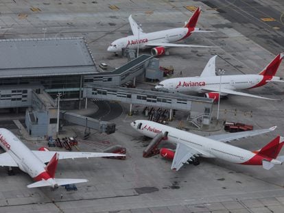 Aviones en tierra de Avianca en el aeropuerto El Dorado de Bogotá, en una imagen del pasado abril.