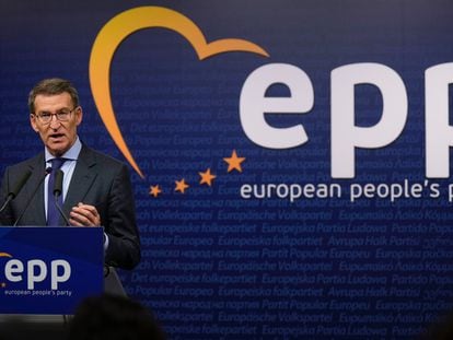El presidente del PP, Alberto Núñez Feijóo durante una rueda de prensa este jueves tras asistir a la cumbre del PPE, que se celebra en Bruselas (Bélgica).