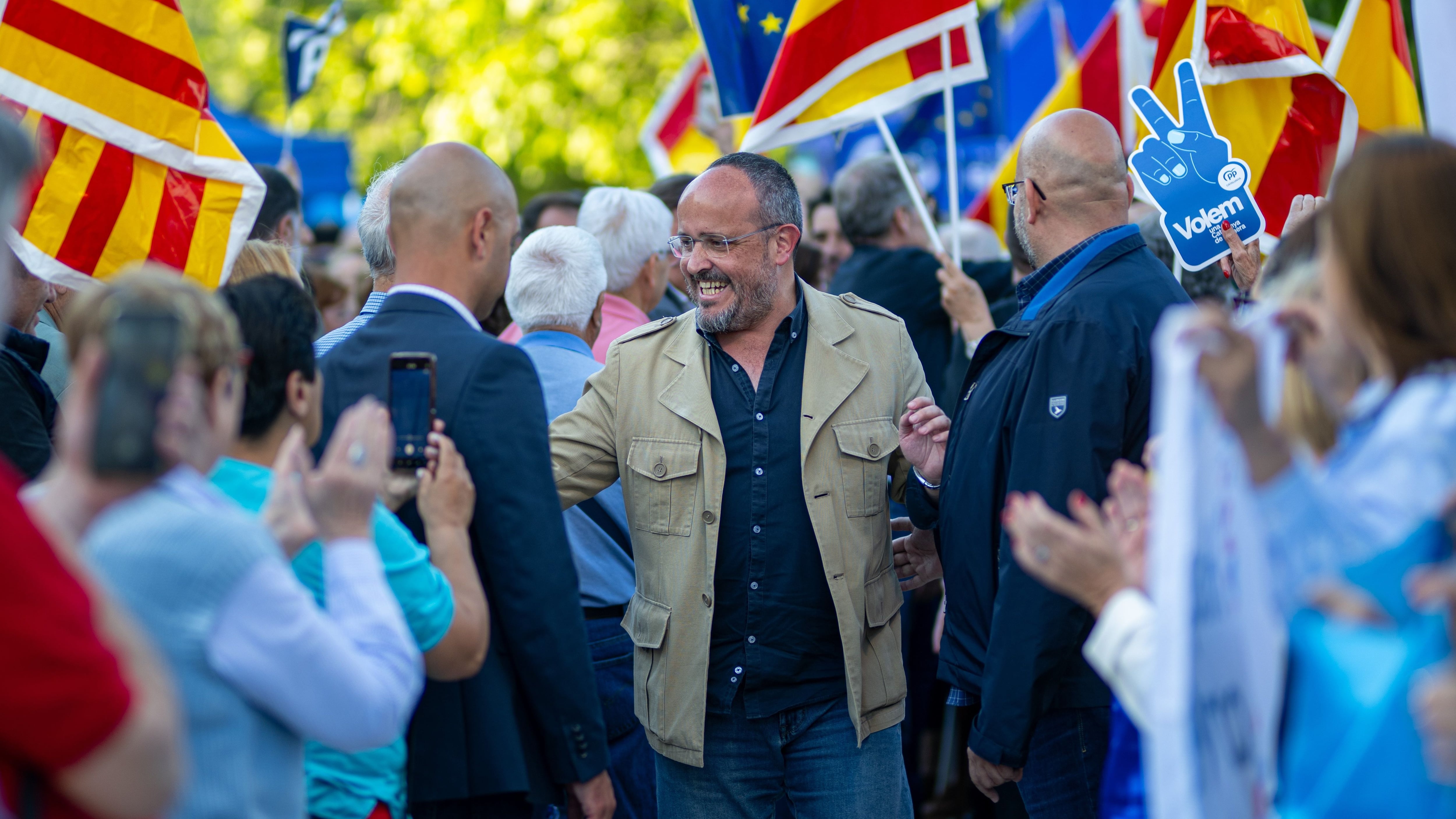 El candidato del PP Alejandro Fernández (c), a su llegada a un mitin del PP, en L'Hospitalet de Llobregat, a 10 de mayo de 2024, en Barcelona, Catalunya (España). Este acto es el último del PP en la campaña electoral para los comicios catalanes del próximo 12 de mayo.
10 MAYO 2024;ELECCIONES;CAMPAÑA ELECTORAL;COMICIOS;12M;MITIN;CATALUÑA;ACTO ELECTORAL;ÚLTIMO MITIN
Lorena Sopêna / Europa Press
10/05/2024