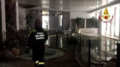 Un bombero italiano en el interior del Hotel Rigopiano tras la avalancha. 